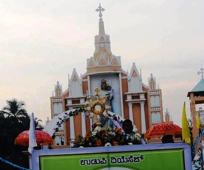Record number of faithful participates Annual Eucharistic procession of Udupi Diocese after installation of new diocese